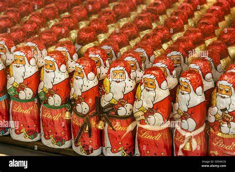 Verschiedene Schokoladen-Nikoläuse und Weihnachtsmänner in traditioneller Verpackung