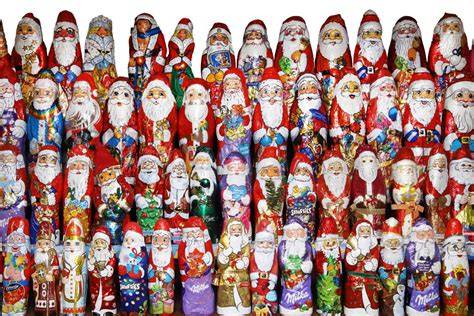 Verschiedene Schokoladen-Weihnachtsmänner nach Größe und Sorte