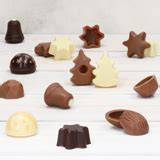 Verschiedene Schokoladenhohlkörper und Pralinen-Arten
