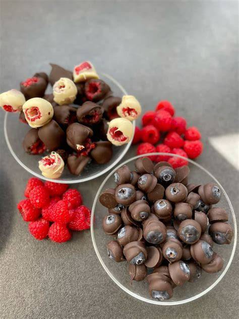 Verschiedene Schokoladenrezepte: Pralinen, Drips, Schokofrüchte