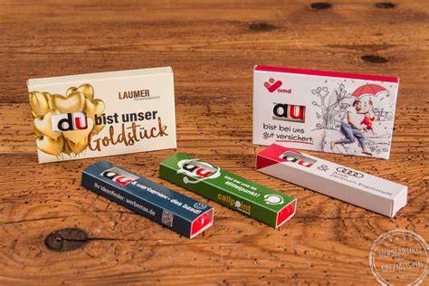 Verschiedene Schokoriegel nebeneinander als Größenvergleich