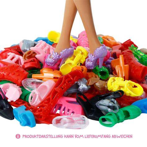 Verschiedene Schuhstile: Peeptoes, Sandalen, Stiefel