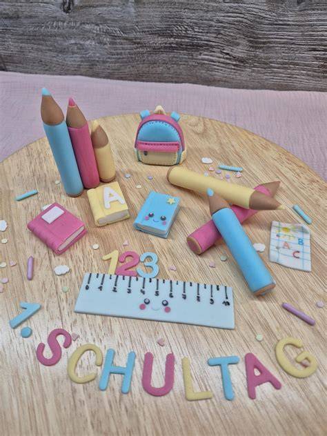 Verschiedene Schulelemente aus Fondant: Lineal, Stifte, Papier, Rucksack