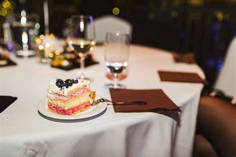 Verschiedene Silvester-Desserts auf einem Tisch