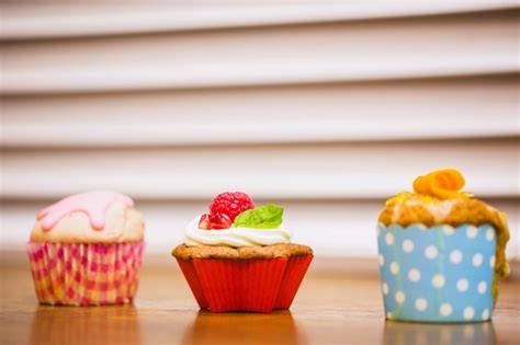 Verschiedene Silvesterdesserts: Muffins, Tarte, Glasdesserts