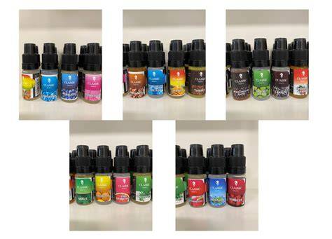 Verschiedene Sorten Aroma- und Farbzucker sowie deren Verpackungen