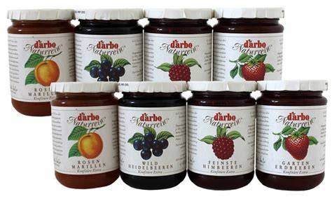 Verschiedene Sorten Darbo Marmelade auf einem Frühstückstisch