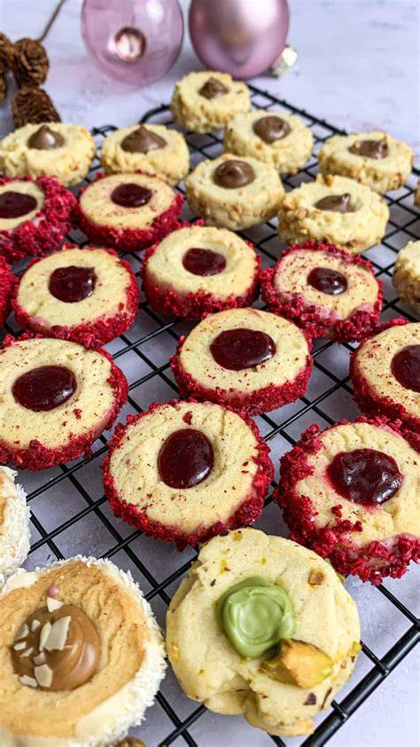 Verschiedene Sorten Kekse und Nüsse für den Boden einer Kühlschranktorte