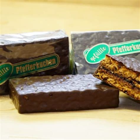 Verschiedene Sorten Pulsnitzer Pfefferkuchen auf einem Marktstand