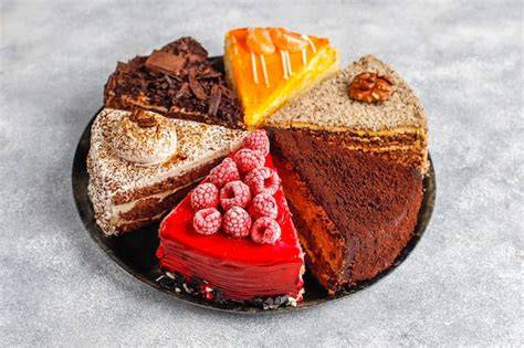 Verschiedene Sorten hausgemachter Kuchen auf einem Teller