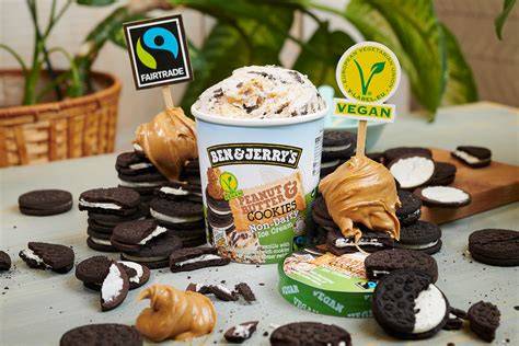 Verschiedene Sorten veganes Eis in Schalen