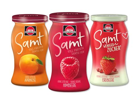 Verschiedene Sorten von Schwartau Marmelade im Regal