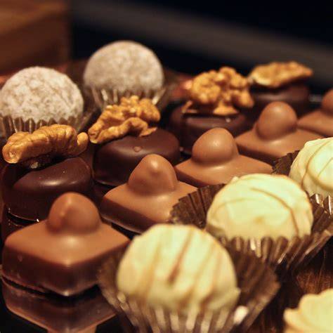 Verschiedene Sorten von Vollmilchschokolade und Pralinen - ideal zur Resteverwertung im Kuchen