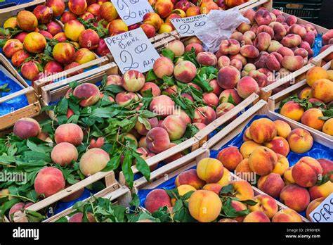 Verschiedene Sorten von eingelegten und frischen Pfirsichen auf einem Markt