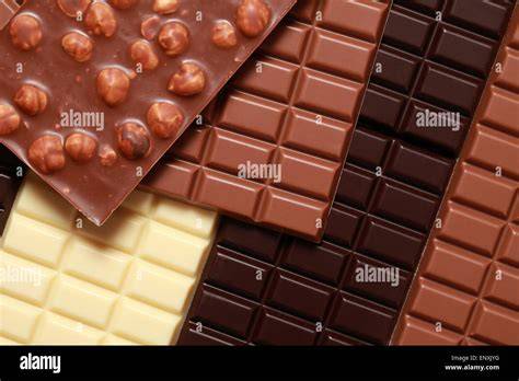 Verschiedene Sorten zuckerfreier Schokolade in Geschenkverpackungen