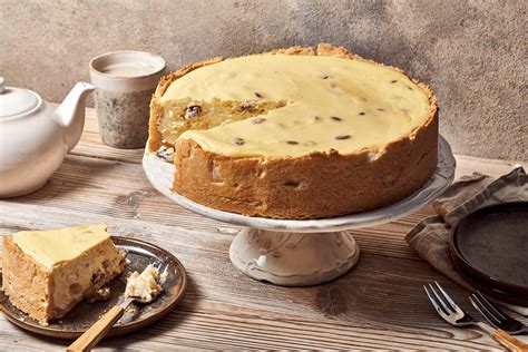 Verschiedene Stücke Käsekuchen: klassisch, mit Rosinen, mit Streuseln und mit Beeren-Topping