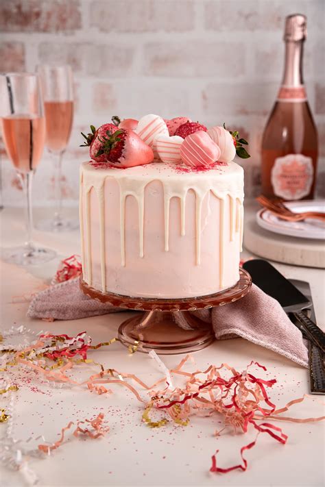 Verschiedene Stücke Pink Champagner Torte auf einer Festtafel dekoriert