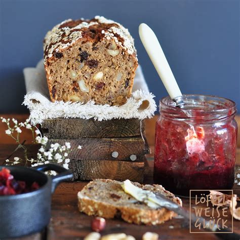 Verschiedene Stollenvarianten: klassisch, mit Cranberrys, mit Nüssen