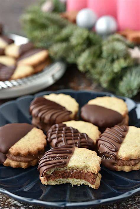 Verschiedene Stollenvarianten (klassisch, Schoko, mit Marzipan)