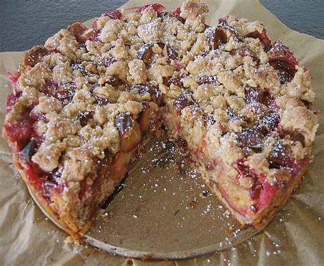 Verschiedene Streuselkuchen mit Obst