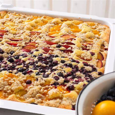 Verschiedene Streuselkuchen-Varianten mit Früchten
