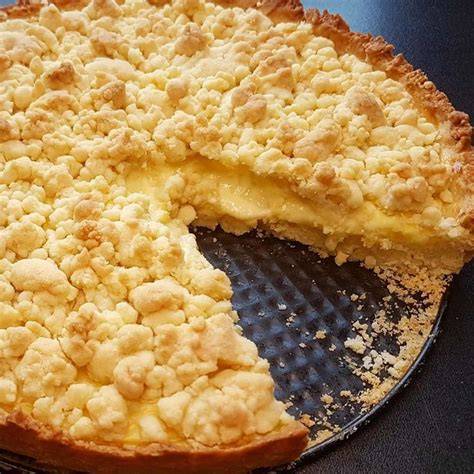 Verschiedene Streuselkuchenvarianten mit Puddingfüllung