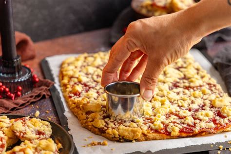 Verschiedene Streuselplätzchen auf einer Plätzchendose