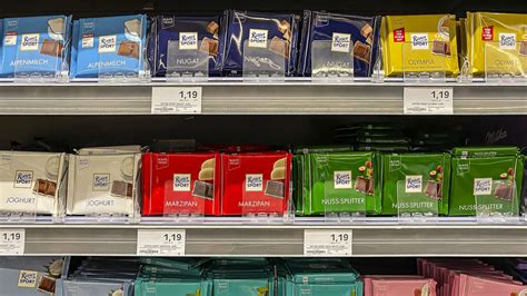 Verschiedene Tafeln weiße Schokolade aus dem REWE Sortiment