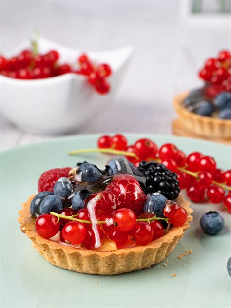 Verschiedene Tarteformen und mögliche Variationen: Schoko, Obst, Creme, Mini-Tartelettes