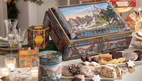 Verschiedene Teesorten von Lebkuchen Schmidt in dekorativen Dosen