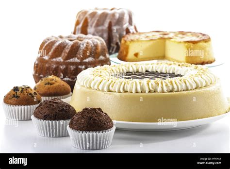 Verschiedene Tiefkühl-Torten und Kuchen aufgeschnitten