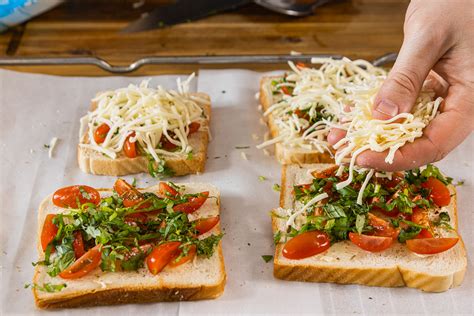 Verschiedene Toast-Rezepte auf einem Tisch