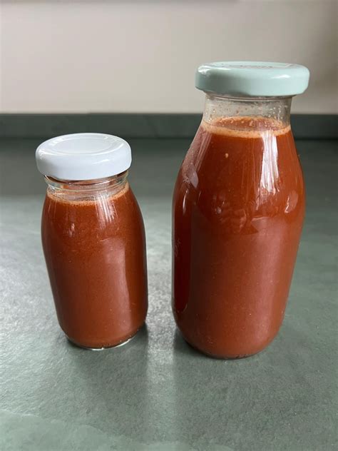 Verschiedene Tomatensorten und selbstgemachter Ketchup in Gläsern