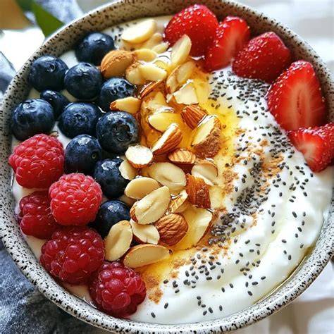 Verschiedene Toppings: Beeren, Ahornsirup, Joghurt, Nüsse