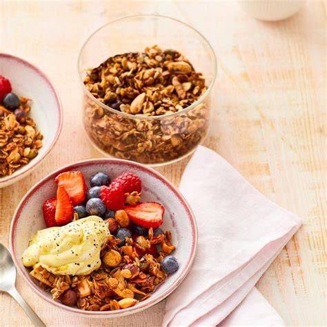 Verschiedene Toppings: Beeren, Nüsse, Granola und Kokoschips