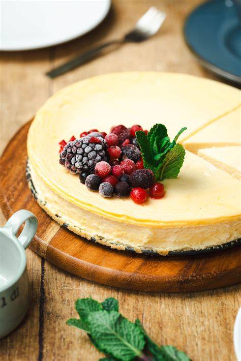 Verschiedene Toppings: Beeren, Nussmus, Schokostückchen, angerichtet auf Protein Käsekuchen