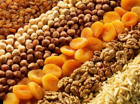 Verschiedene Toppings: Nüsse, Trockenfrüchte, Streusel