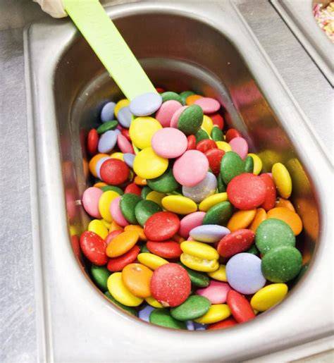 Verschiedene Toppings: Smarties, Keksstücke, Karamell