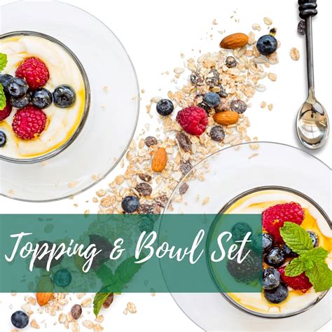 Verschiedene Toppings auf selbstgemachtem Himbeer-Joghurt-Eis