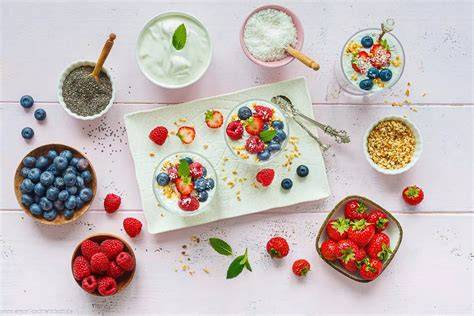 Verschiedene Toppings für Chia Pudding: Nüsse, Früchte und Kokosraspeln
