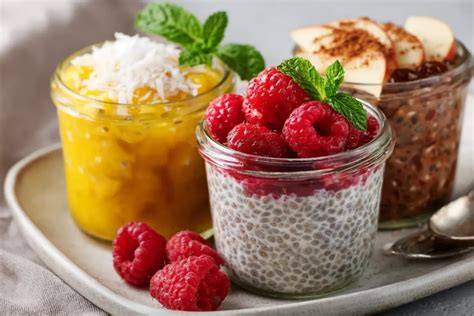 Verschiedene Toppings für Chia-Pudding: Beeren, Nüsse, Kokosraspeln