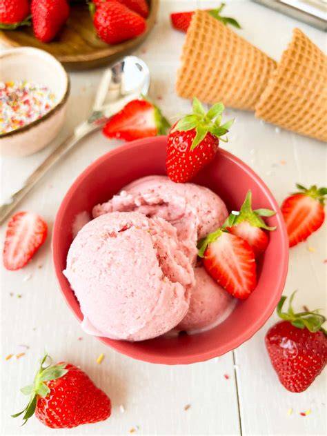 Verschiedene Toppings für Erdbeereis: Mandeln, Kokos, Beeren und essbare Blüten