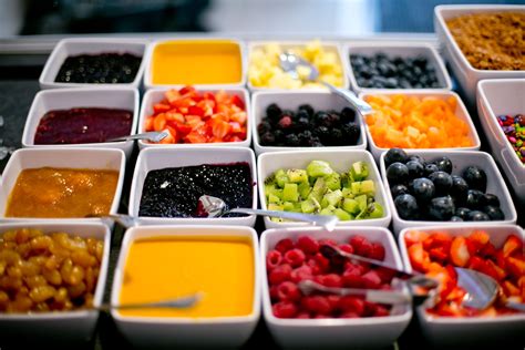 Verschiedene Toppings für Ice Rolls: Früchte, Saucen, Kekse