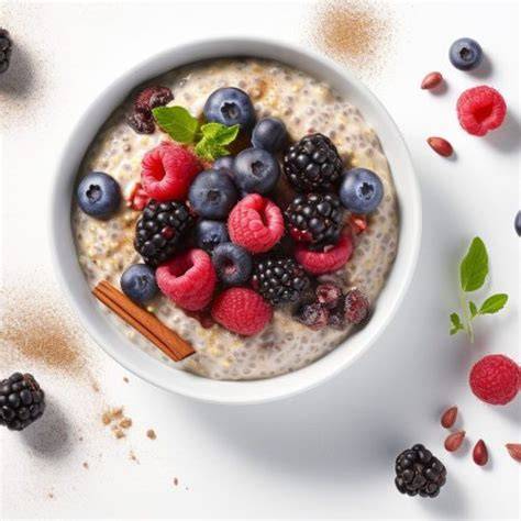 Verschiedene Toppings für Leinsamen-Pudding (Beeren, Nüsse, Kokos)