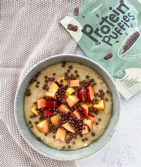 Verschiedene Toppings für Pudding Oats: Früchte, Nüsse, Protein Puffies