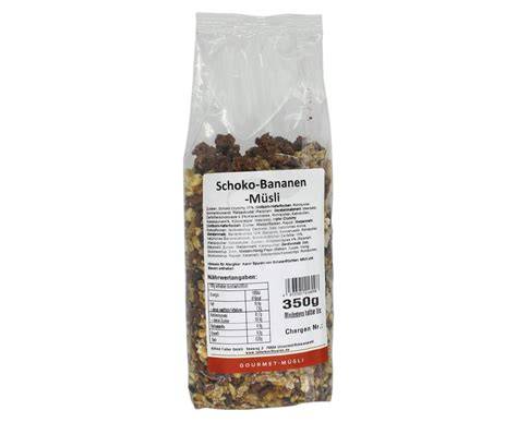 Verschiedene Toppings für Schoko-Bananen: Müsli, Streusel, Nüsse