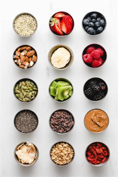 Verschiedene Toppings für Smoothie Bowls: Nüsse, Samen, Beeren