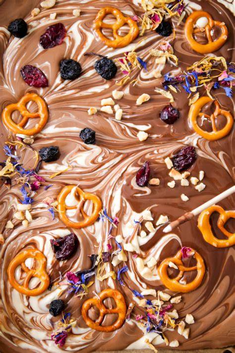 Verschiedene Toppings für selbstgemachte Schokolade