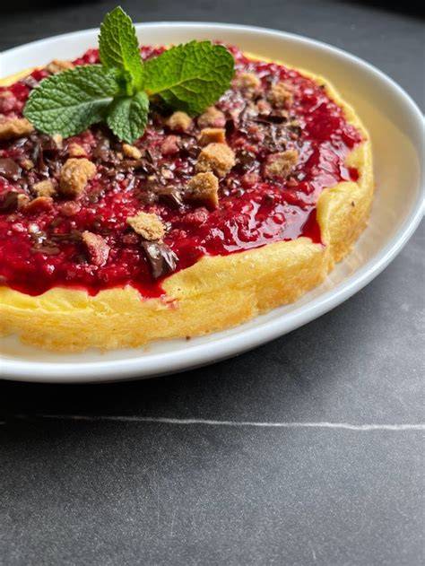 Verschiedene Toppings für veganen Käsekuchen