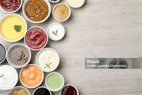 Verschiedene Toppings und Saucen für Spekulatius-Eis
